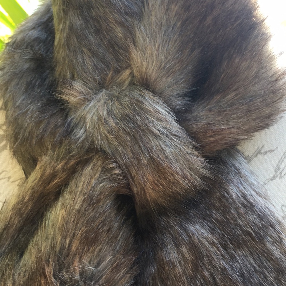 New! Faux Fur Brown Crossover Scarf - Picture 3 of 6
